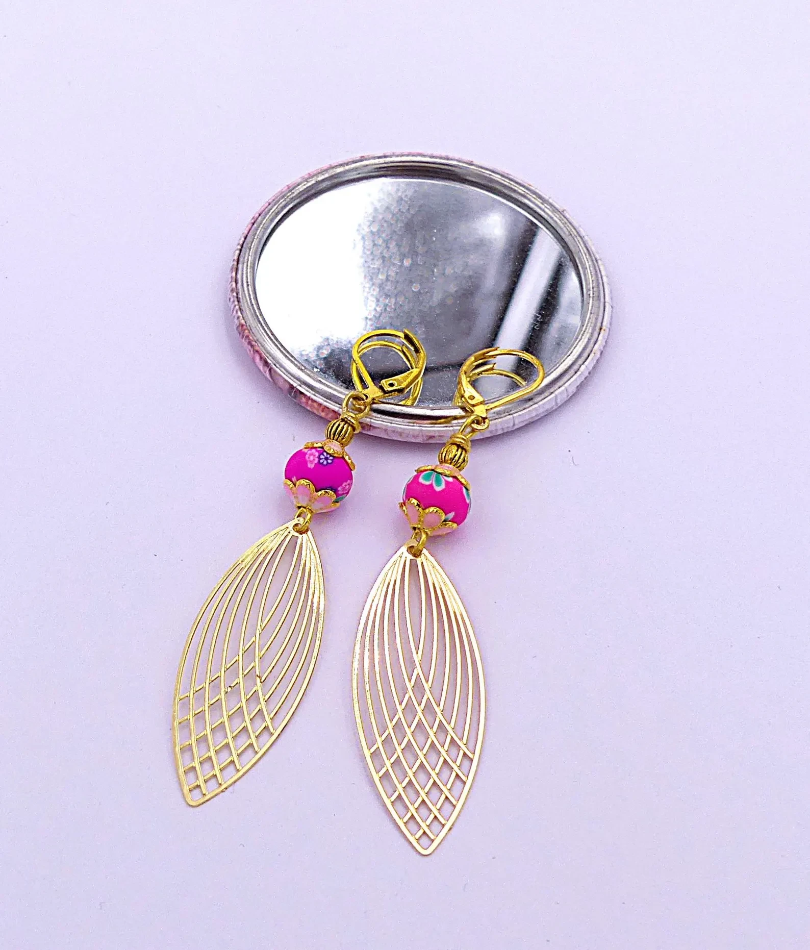 Pendientes minimalistas, metal dorado de filigrana, cuentas de arcilla polimérica – photo 2